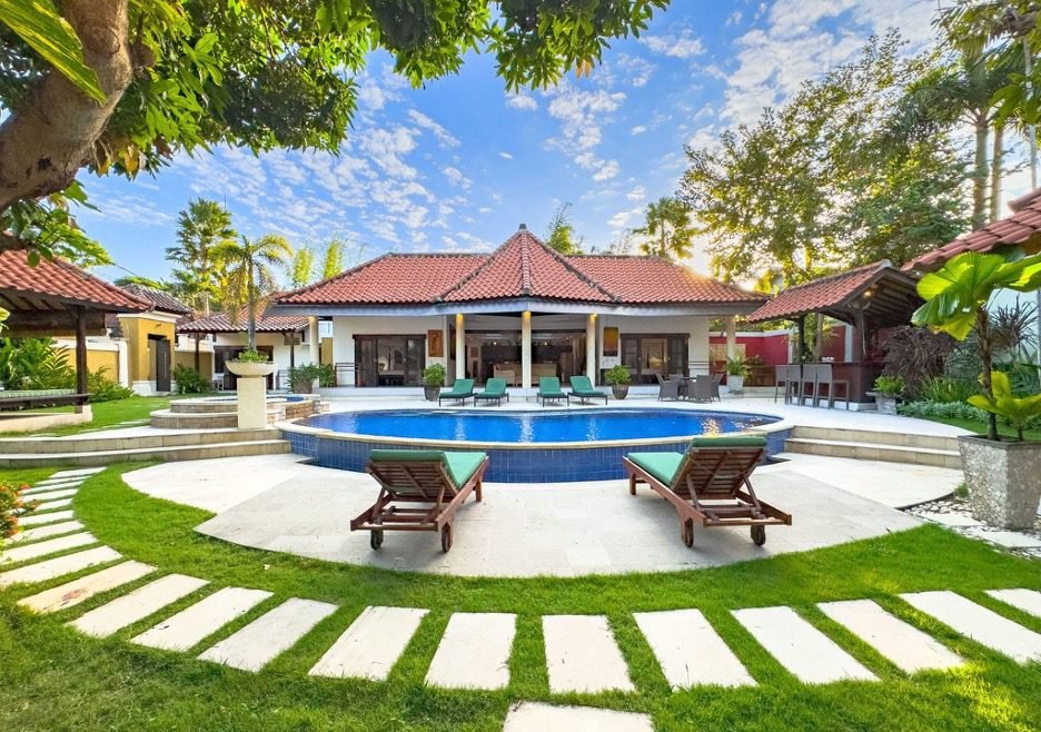private villa in Seminyak Bali with swimming pool and tropical garden