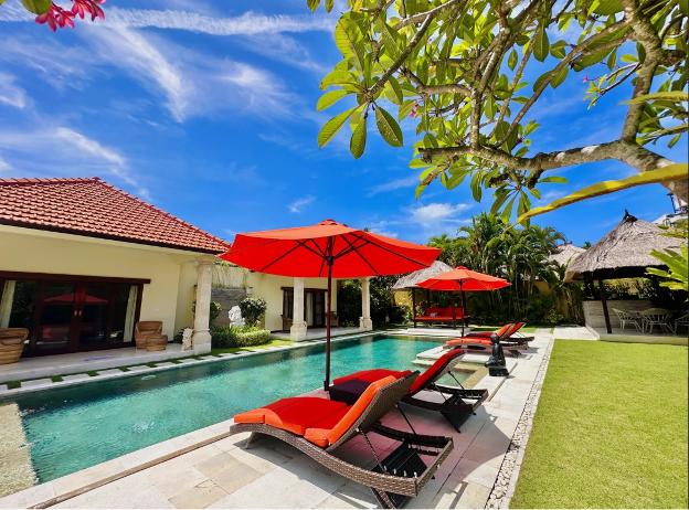Villa Vara 4 Bedroom Villa Seminyak featuring spacious private villa with large garden and pool