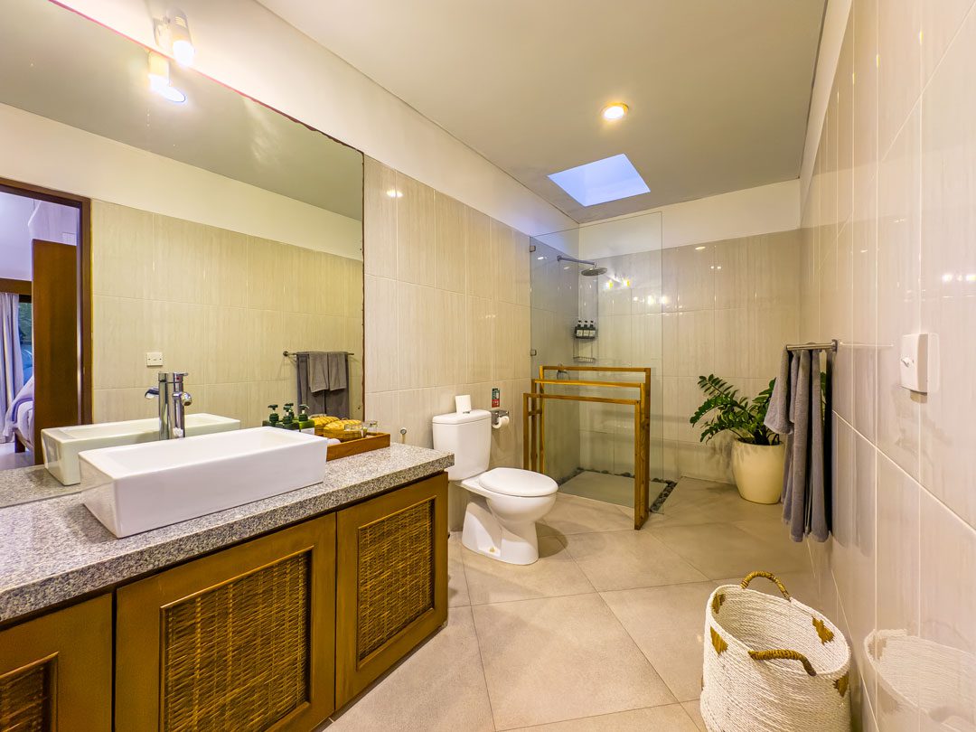 Ensuite bathroom attached to twin bedroom 3 at Villa Alore Seminyak by Villa Bugis, featuring modern amenities for a villa Seminyak stay.