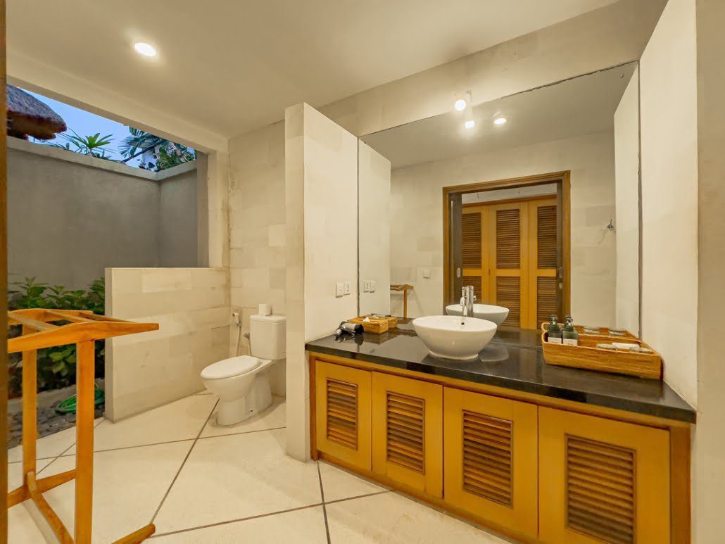 Private guest bathroom for bedroom 4 at Villa Darma Seminyak by Villa Bugis, offering standard luxury features for a premium villa Seminyak.