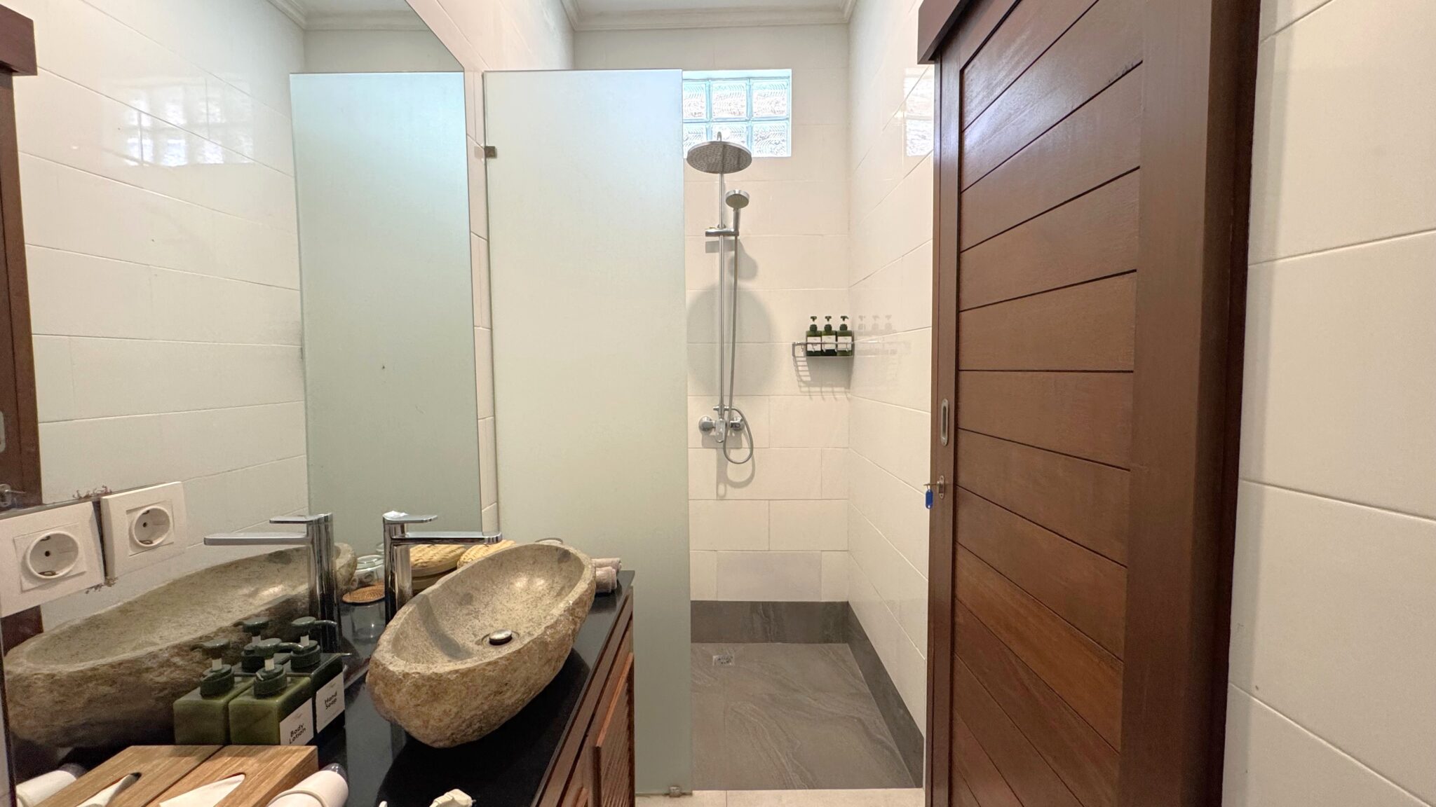 Private guest bathroom for twin bedroom 4 at Villa Ginger Seminyak by Villa Bugis, offering standard luxury features for a premium villa Seminyak.
