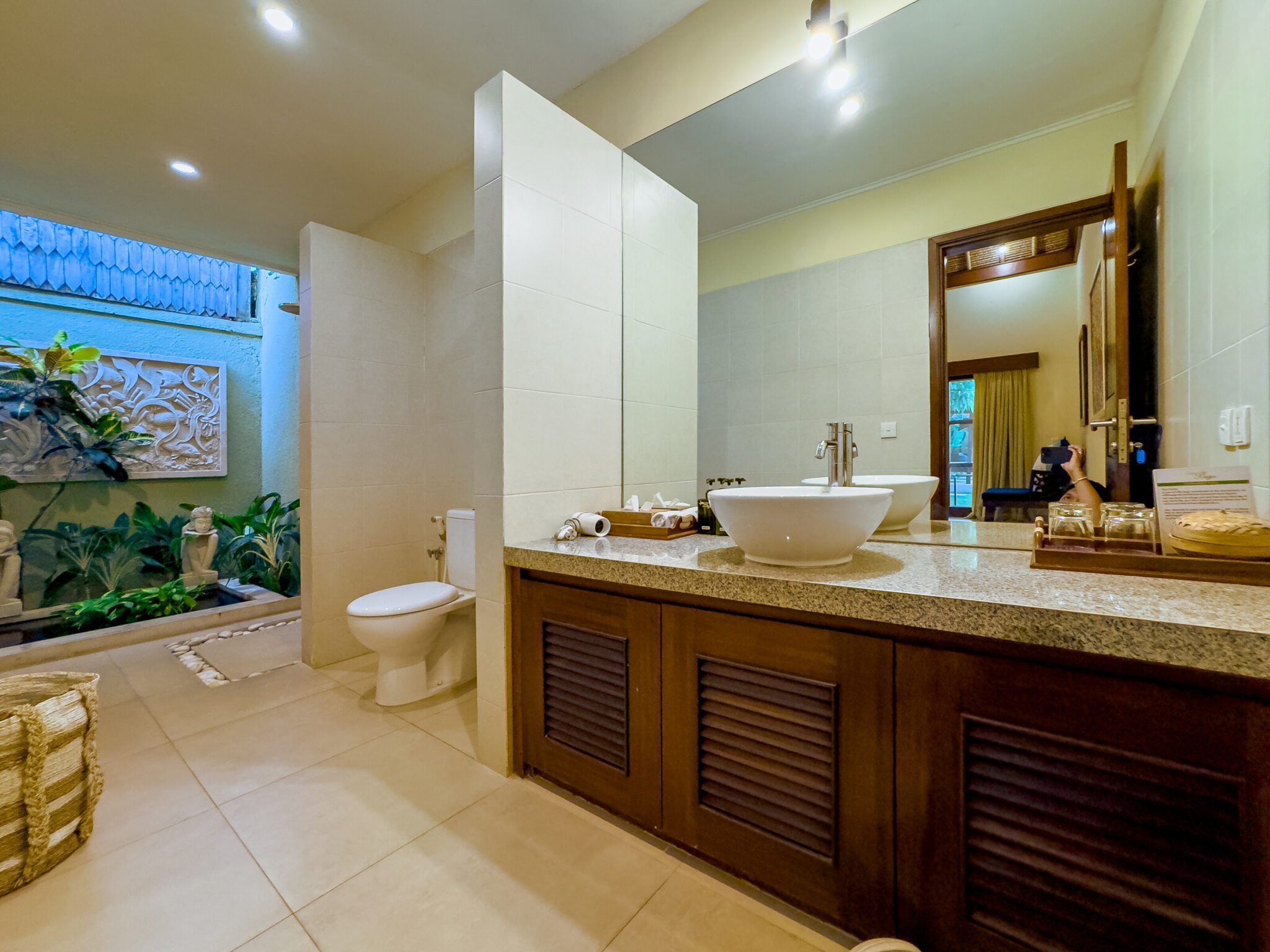 Private open-air guest bathroom attached to bedroom 4 at Villa Saphir Seminyak by Villa Bugis villa Seminyak.